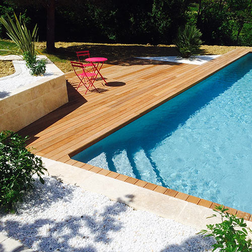 Plage de piscine en bois