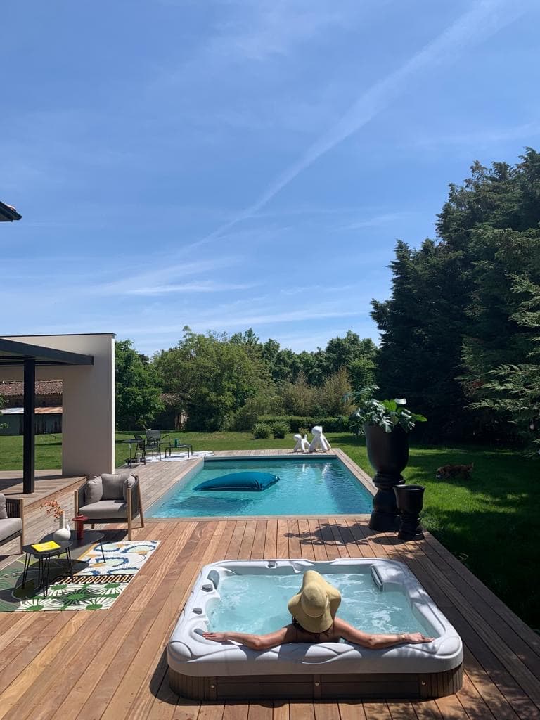 Jacuzzi et piscine, bord de piscine en bois