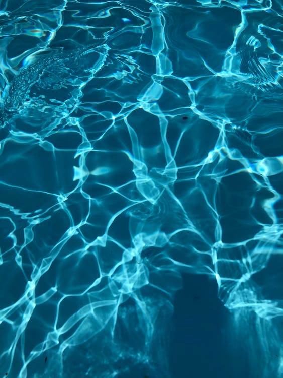 Eau bleue d'une piscine en revêtement PVC Armé