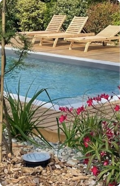 piscine avec aménagement extérieur